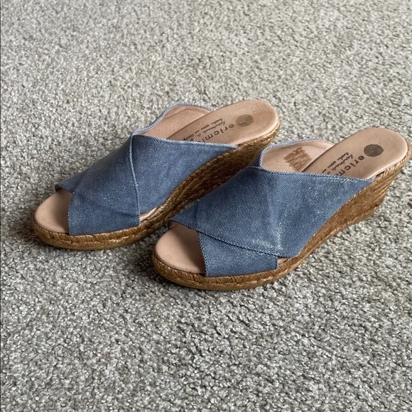 Eric Michael Denim Shimmer Blue Wedge Sandals - Size 39 (8) - Picture 1 of 8